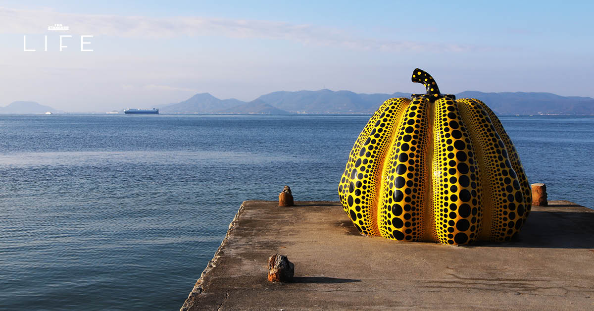 ภาพฟักทองสีเหลืองลายจุดของ Yayoi Kusama ริมทะเลบนเกาะนาโอชิมะ