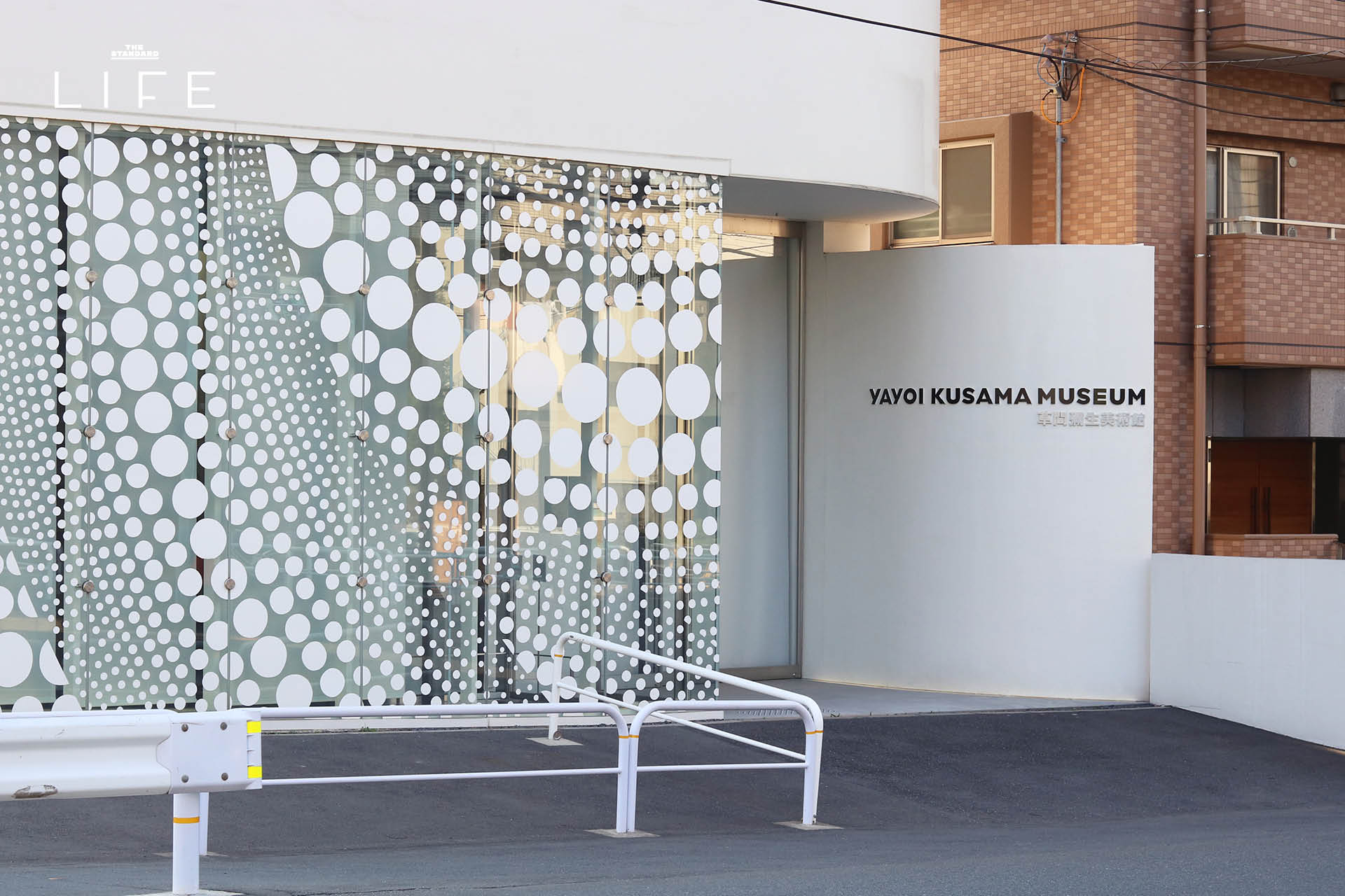 ภาพฟักทองสีเหลืองลายจุดของ Yayoi Kusama ริมทะเลบนเกาะนาโอชิมะ 2