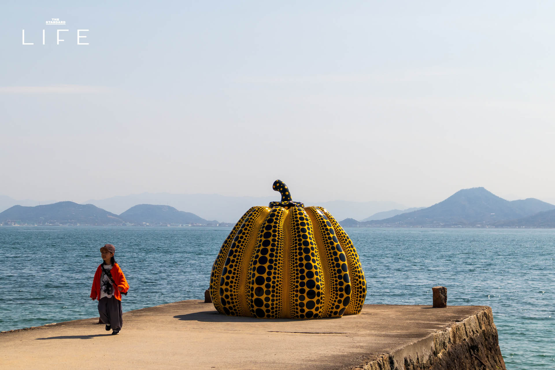 ภาพฟักทองสีเหลืองลายจุดของ Yayoi Kusama ริมทะเลบนเกาะนาโอชิมะ 3