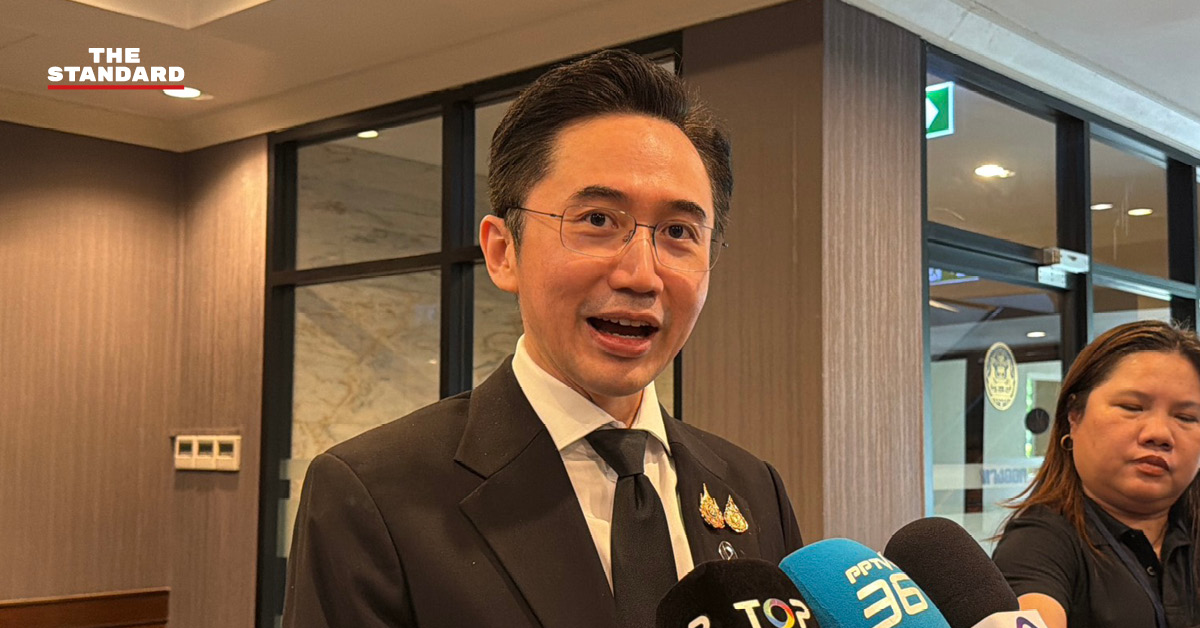 ภาพ ยศชนัน วงศ์สวัสดิ์ รองนายกรัฐมนตรี กำลังให้สัมภาษณ์สื่อมวลชน
