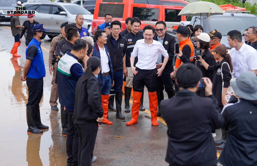 รองนายกฯ ยศชนัน พร้อมคณะลงเรือสำรวจพื้นที่น้ำท่วมสูงในจังหวัดน่าน 1