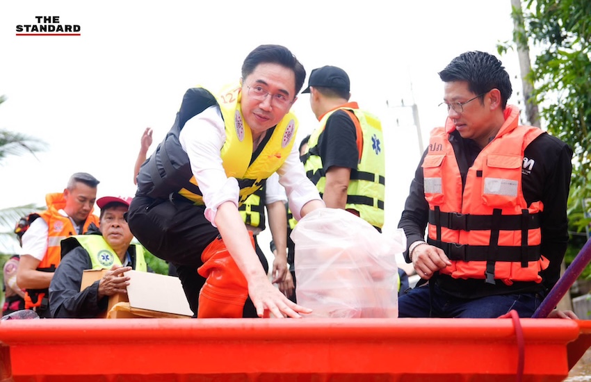 รองนายกฯ ยศชนัน พร้อมคณะลงเรือสำรวจพื้นที่น้ำท่วมสูงในจังหวัดน่าน 2