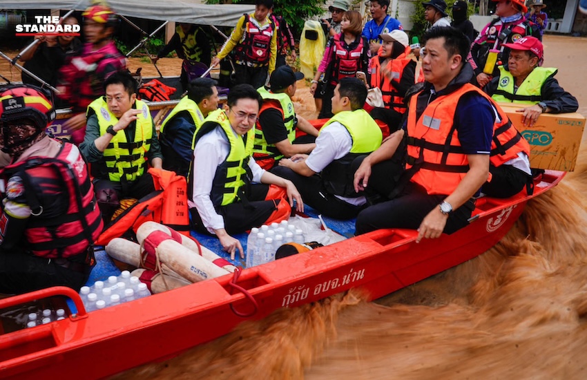 รองนายกฯ ยศชนัน พร้อมคณะลงเรือสำรวจพื้นที่น้ำท่วมสูงในจังหวัดน่าน 3