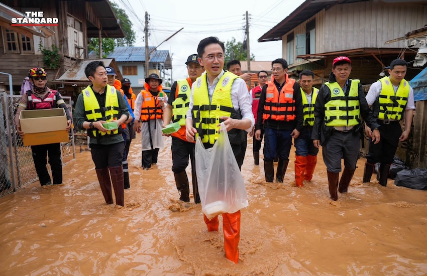 รองนายกฯ ยศชนัน พร้อมคณะลงเรือสำรวจพื้นที่น้ำท่วมสูงในจังหวัดน่าน 4