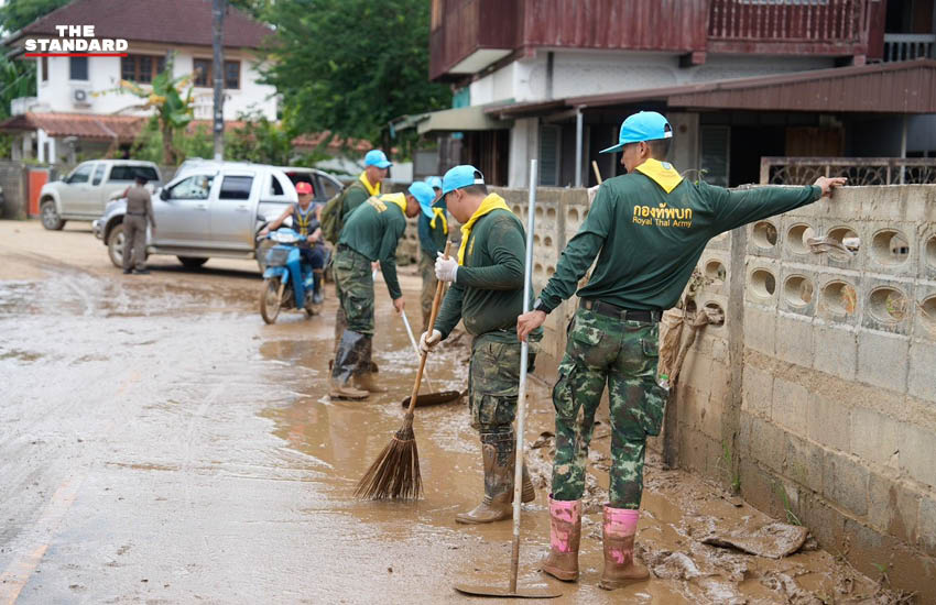 ศ.ดร.ยศชนัน วงศ์สวัสดิ์ รองนายกรัฐมนตรี ลงพื้นที่จังหวัดน่าน ติดตามสถานการณ์น้ำท่วมและให้กำลังใจชาวบ้าน 5