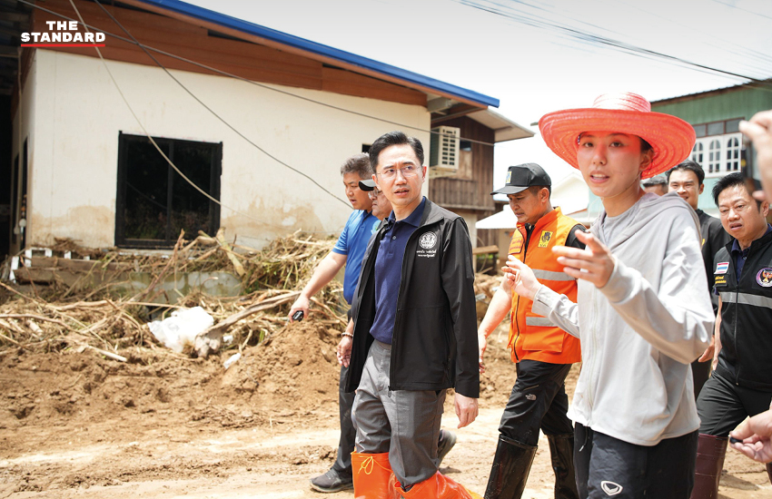ศ.ดร.ยศชนัน วงศ์สวัสดิ์ รองนายกรัฐมนตรี เดินสำรวจความเสียหายจากน้ำท่วมในพื้นที่ อ.ปัว จ.น่าน 2
