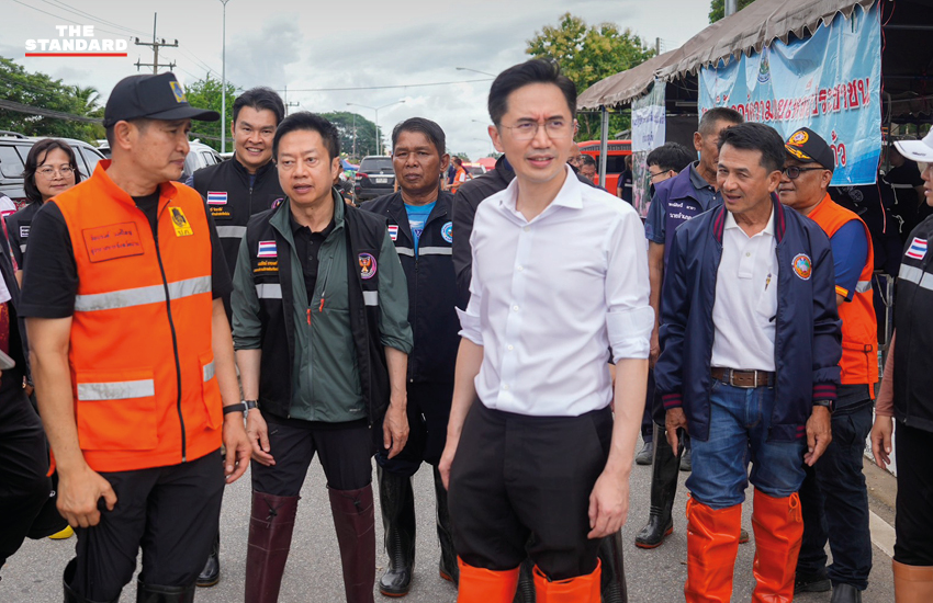 ศ.ดร.ยศชนัน วงศ์สวัสดิ์ รองนายกรัฐมนตรี ลงพื้นที่มอบถุงยังชีพและให้กำลังใจผู้ประสบภัยน้ำท่วมที่จังหวัดน่าน 6