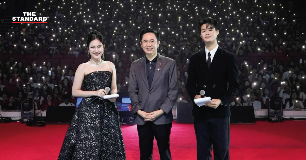 ศ.ดร.ยศชนัน ถ่ายภาพกับนักศึกษาใหม่ มหาวิทยาลัยธรรมศาสตร์