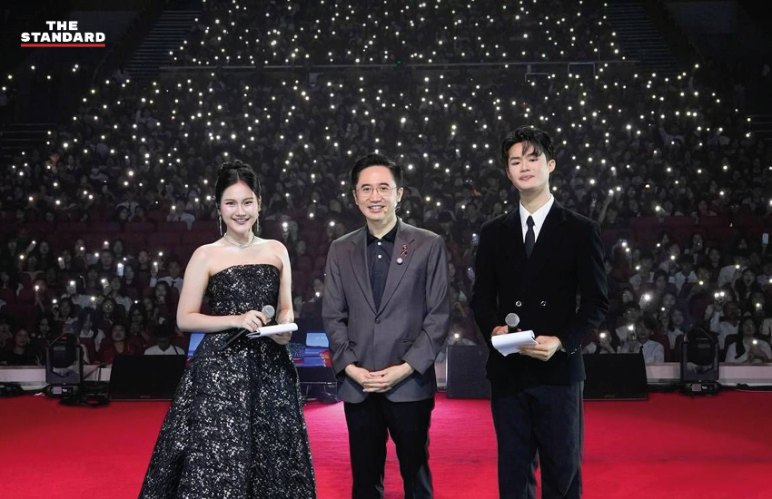 ศ.ดร.ยศชนัน ถ่ายภาพกับนักศึกษาใหม่ มหาวิทยาลัยธรรมศาสตร์ 1