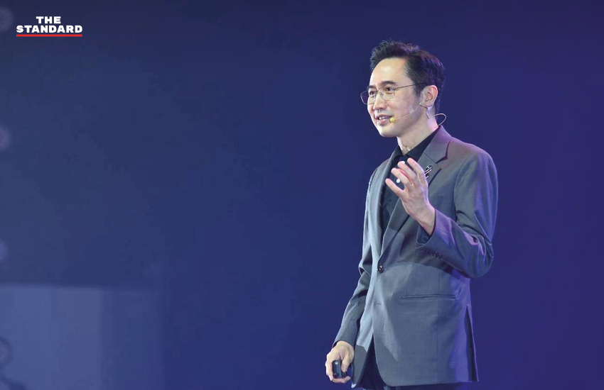 ศ.ดร.ยศชนัน ถ่ายภาพกับนักศึกษาใหม่ มหาวิทยาลัยธรรมศาสตร์ 2