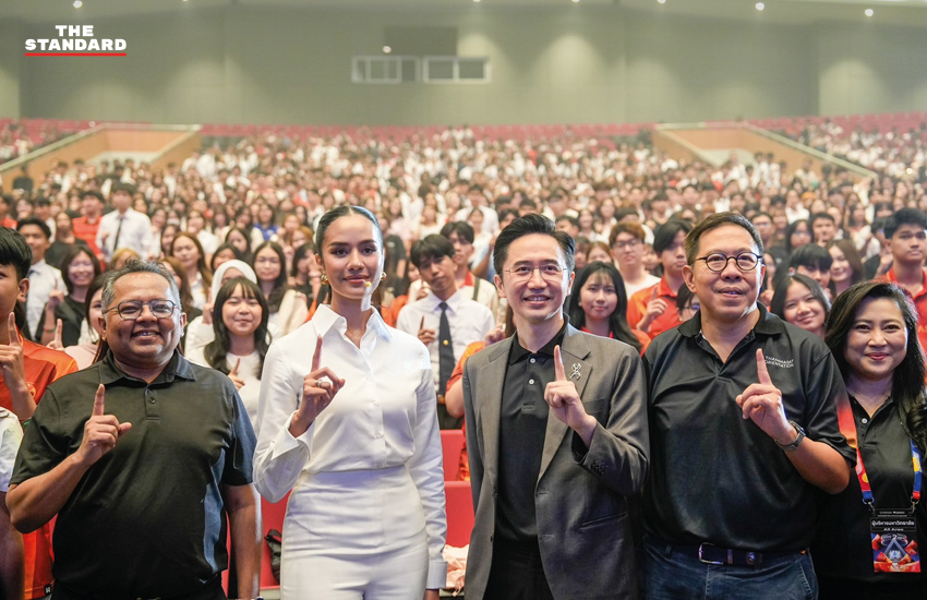ศ.ดร.ยศชนัน ถ่ายภาพกับนักศึกษาใหม่ มหาวิทยาลัยธรรมศาสตร์ 4