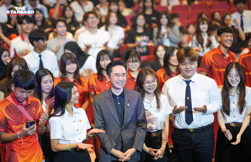 ศ.ดร.ยศชนัน ถ่ายภาพกับนักศึกษาใหม่ มหาวิทยาลัยธรรมศาสตร์ 5