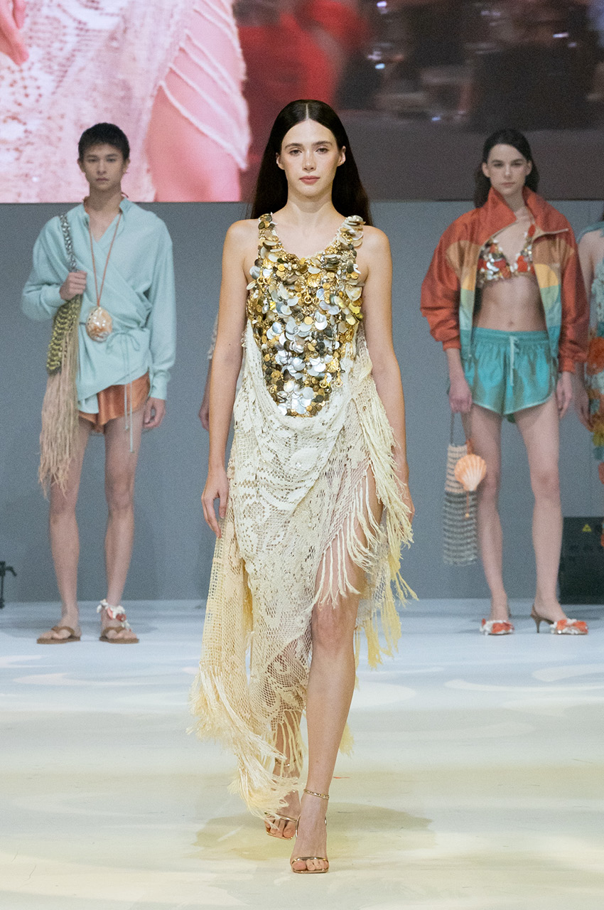 ภาพนางแบบเดินแบบบนรันเวย์ในงานแฟชั่นโชว์ 10 Asian Designers To Watch 1