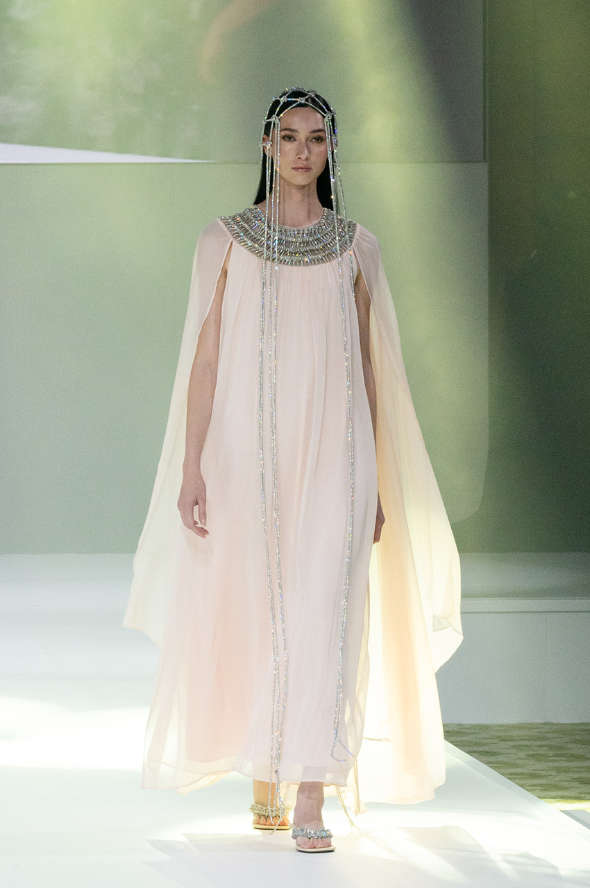 ภาพนางแบบเดินแบบบนรันเวย์ในงานแฟชั่นโชว์ 10 Asian Designers To Watch 10