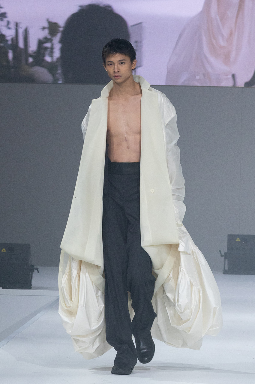 ภาพนางแบบเดินแบบบนรันเวย์ในงานแฟชั่นโชว์ 10 Asian Designers To Watch 3