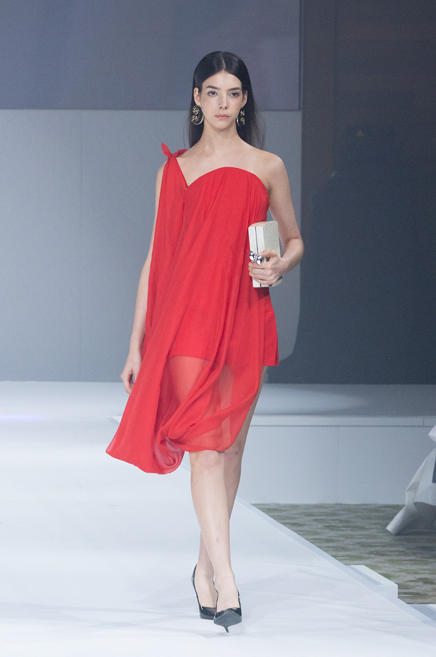 ภาพนางแบบเดินแบบบนรันเวย์ในงานแฟชั่นโชว์ 10 Asian Designers To Watch 4