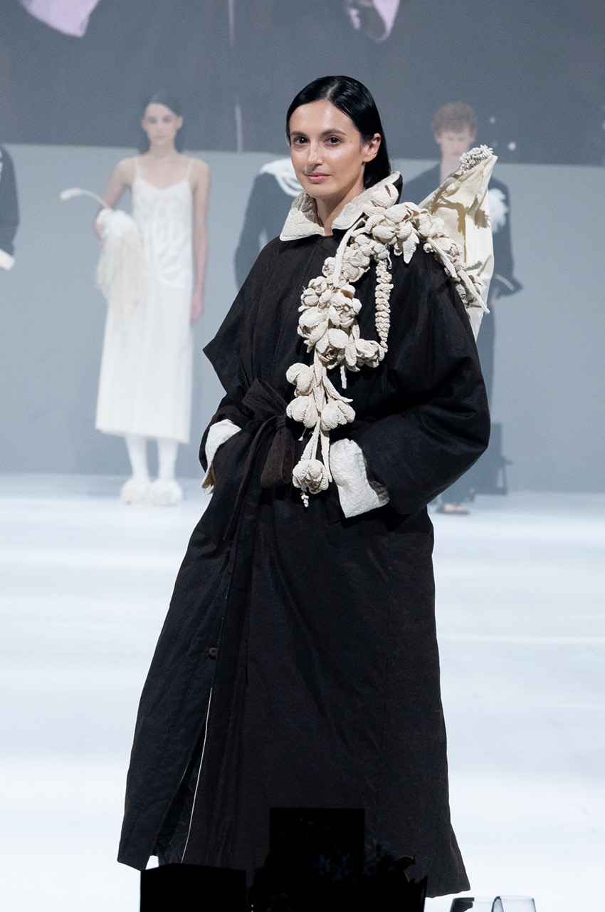 ภาพนางแบบเดินแบบบนรันเวย์ในงานแฟชั่นโชว์ 10 Asian Designers To Watch 8
