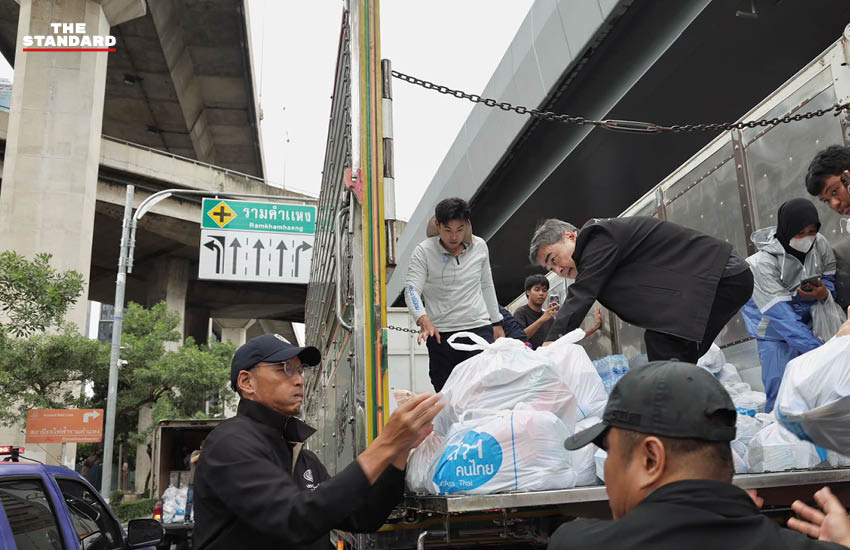 อภิสิทธิ์ เวชชาชีวะ และทีมพรรคประชาธิปัตย์ลงพื้นที่น้ำท่วมรามคำแหง มอบถุงยังชีพให้ประชาชน 4