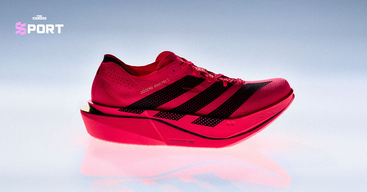 รองเท้าวิ่ง adidas Adizero Adios Pro 5 สีขาวส้ม วางอยู่บนพื้น