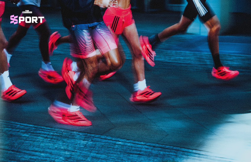 รองเท้าวิ่ง adidas Adizero Adios Pro 5 สีขาวส้ม วางอยู่บนพื้น 2