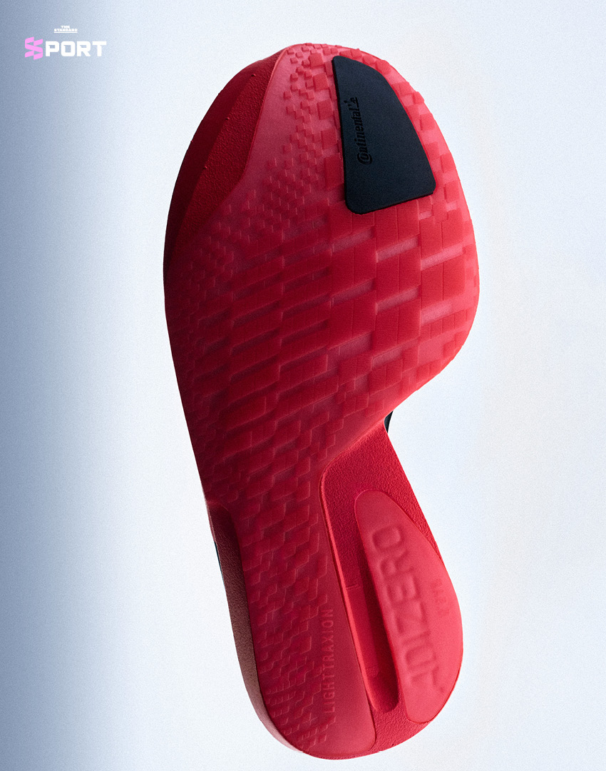 รองเท้าวิ่ง adidas Adizero Adios Pro 5 สีขาวส้ม วางอยู่บนพื้น 3