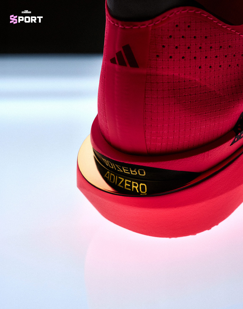 รองเท้าวิ่ง adidas Adizero Adios Pro 5 สีขาวส้ม วางอยู่บนพื้น 4