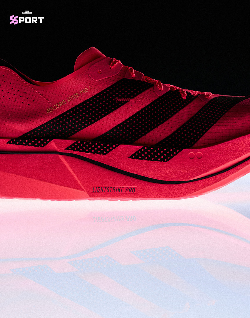 รองเท้าวิ่ง adidas Adizero Adios Pro 5 สีขาวส้ม วางอยู่บนพื้น 5