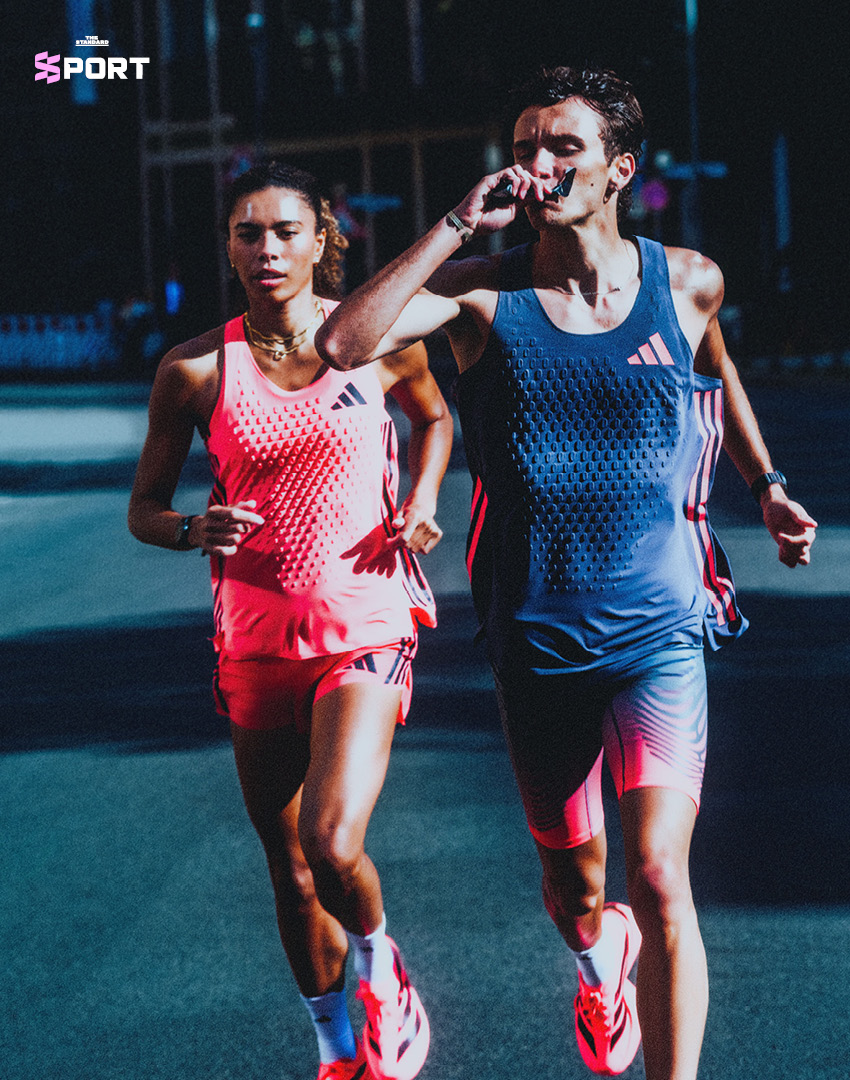 รองเท้าวิ่ง adidas Adizero Adios Pro 5 สีขาวส้ม วางอยู่บนพื้น 6