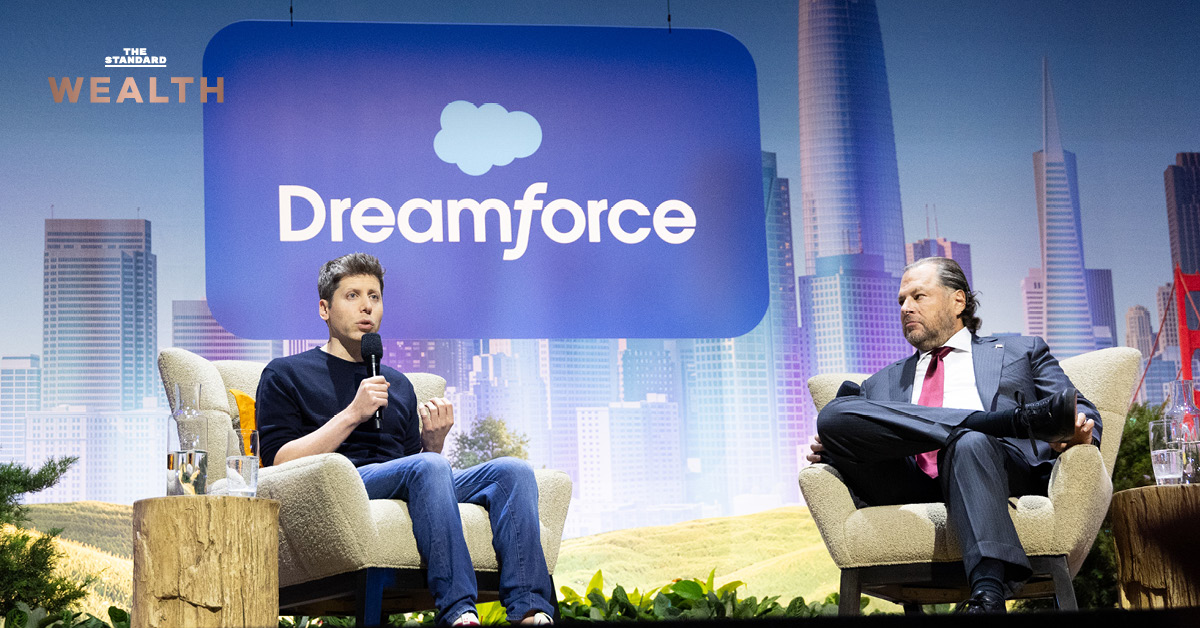 Sam Altman ซีอีโอ OpenAI และ Marc Benioff ซีอีโอ Salesforce นั่งสนทนากัน