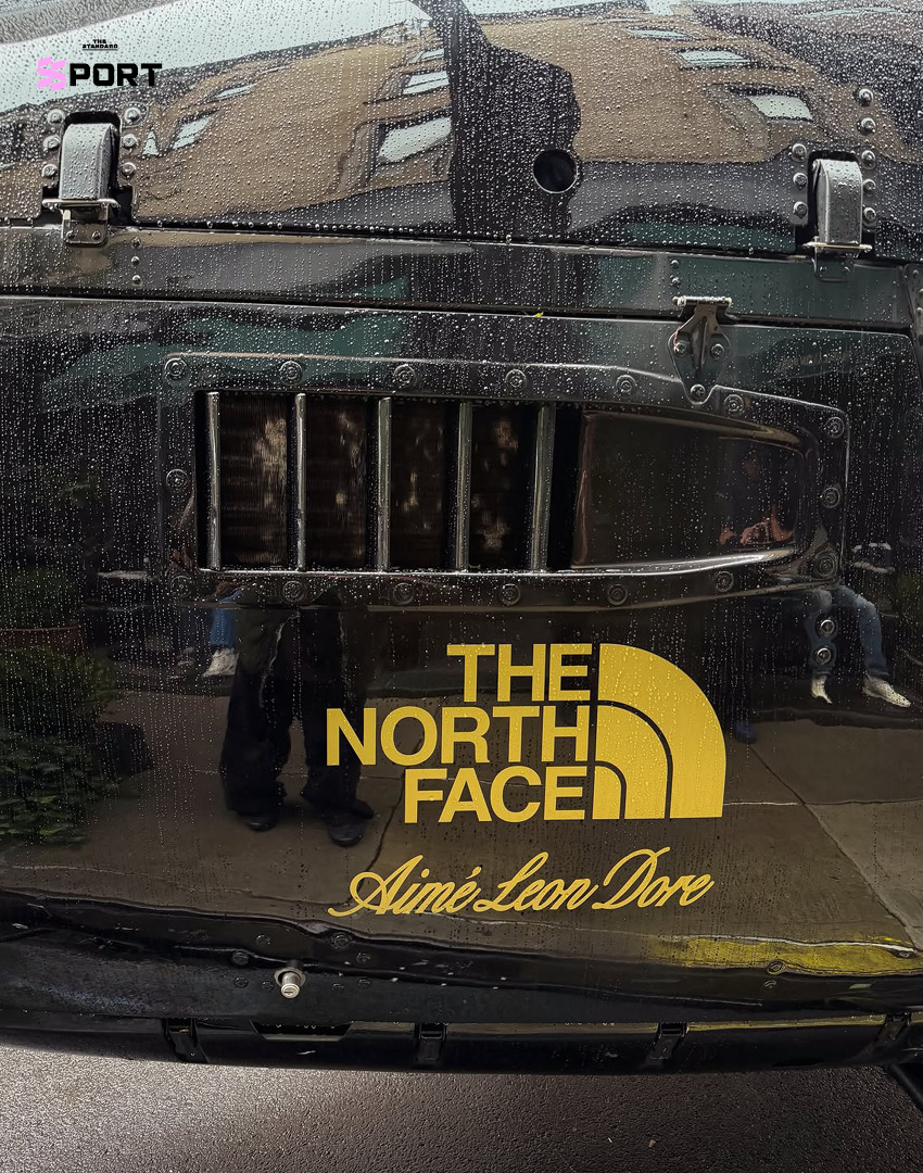 เฮลิคอปเตอร์ตกแต่งโลโก้ Aimé Leon Dore และ The North Face จอดอยู่หน้าร้านในนิวยอร์ก 2