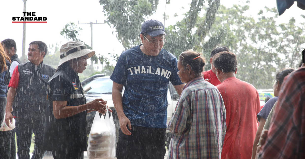 อัครนันท์ กัณณ์กิตตินันท์ ลงพื้นที่น้ำท่วมกาญจนบุรี มอบสิ่งของและรถสุขาเคลื่อนที่ช่วยเหลือประชาชน