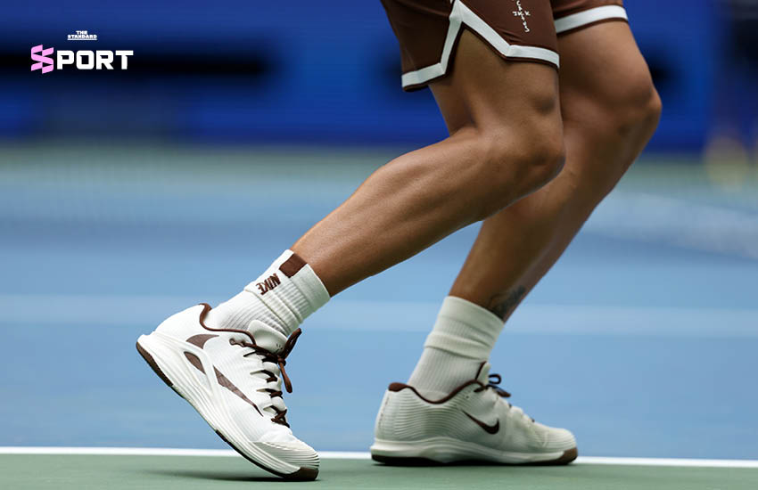 คาร์ลอส อัลการาซ ในชุดคอลเล็กชัน ทราวิส สก็อตต์ x Nike ระหว่างการแข่งขันเทนนิส ยูเอสโอเพน 4