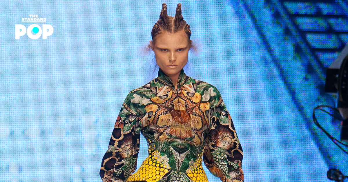 นางแบบสวมชุดมินิเดรสแขนบอลลูนลายสัตว์เลื้อยคลานจากคอลเล็กชัน Plato’s Atlantis ของ Alexander McQueen
