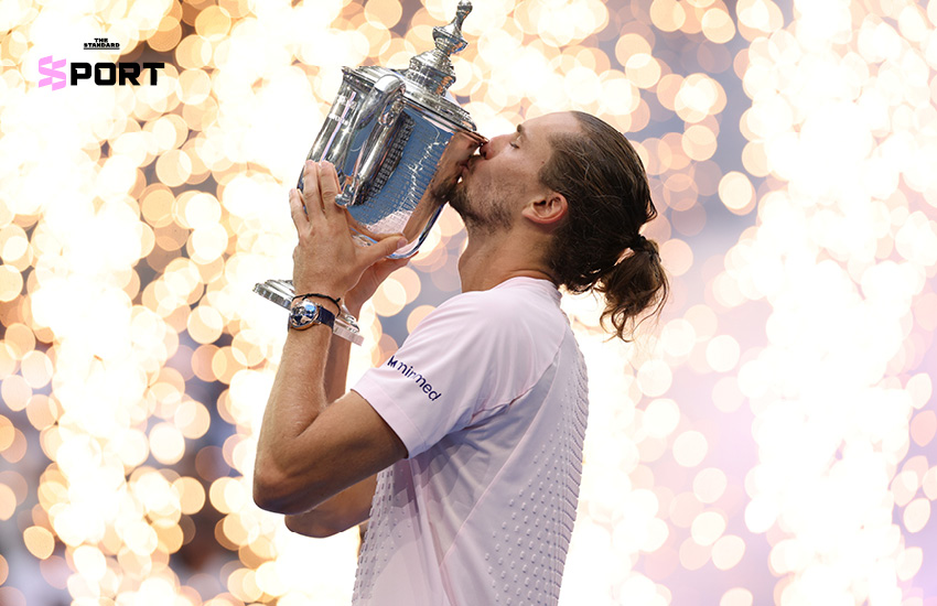 อเล็กซานเดอร์ ซเวเรฟ ชูถ้วยแชมป์ US Open 2