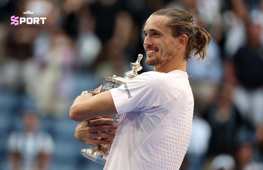 อเล็กซานเดอร์ ซเวเรฟ ชูถ้วยแชมป์ US Open 3