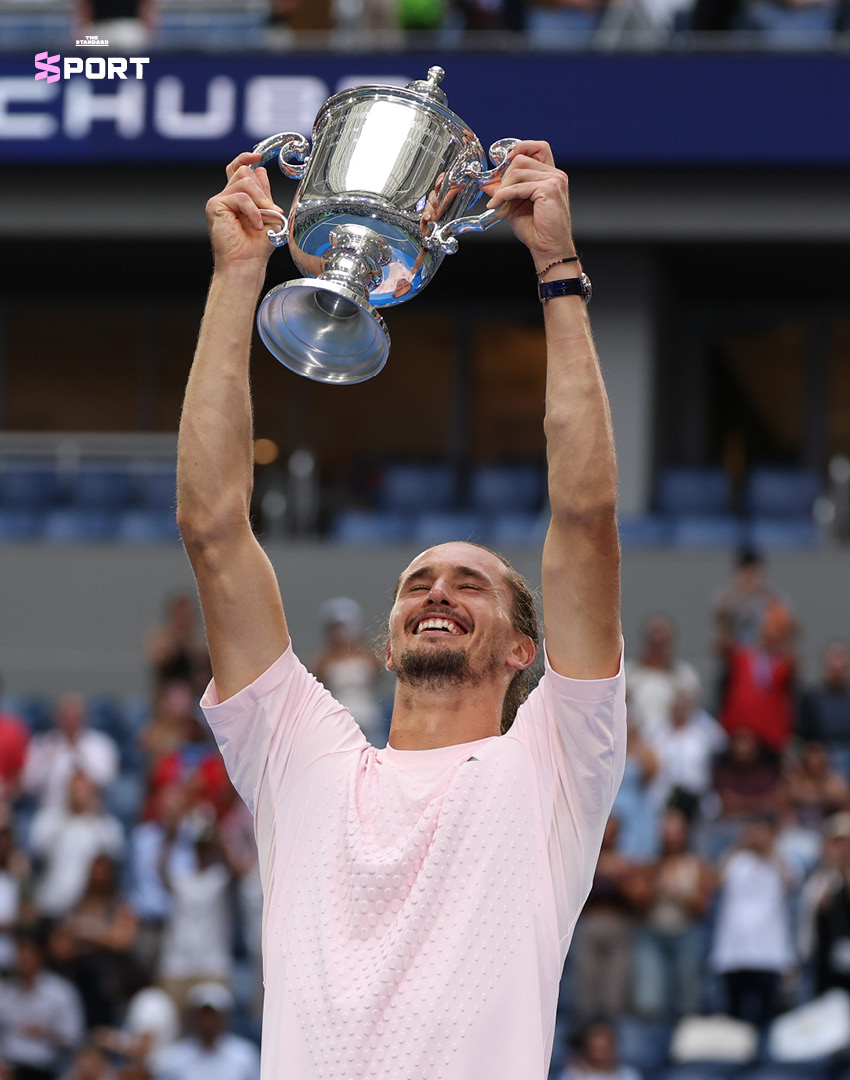 อเล็กซานเดอร์ ซเวเรฟ ชูถ้วยแชมป์ US Open 4
