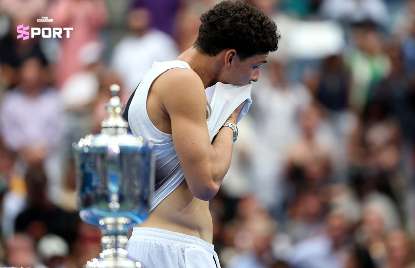 อเล็กซานเดอร์ ซเวเรฟ ชูถ้วยแชมป์ US Open 6