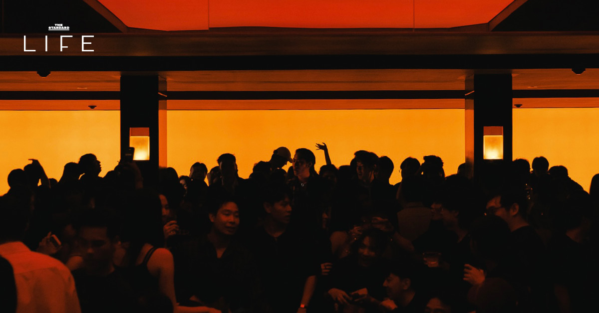 ภาพบรรยากาศภายใน AMBR ไนต์คลับใหม่ย่านทองหล่อ ที่มีแสงสีส้มทองเป็นเอกลักษณ์