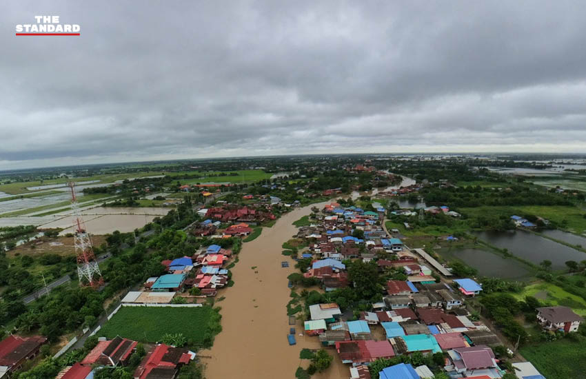 ภาพมุมสูงแสดงสถานการณ์น้ำท่วมจากแม่น้ำน้อยเอ่อล้นตลิ่งในอำเภอวิเศษชัยชาญ จังหวัดอ่างทอง 1