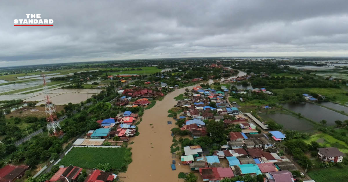 ภาพมุมสูงแสดงสถานการณ์น้ำท่วมจากแม่น้ำน้อยเอ่อล้นตลิ่งในอำเภอวิเศษชัยชาญ จังหวัดอ่างทอง