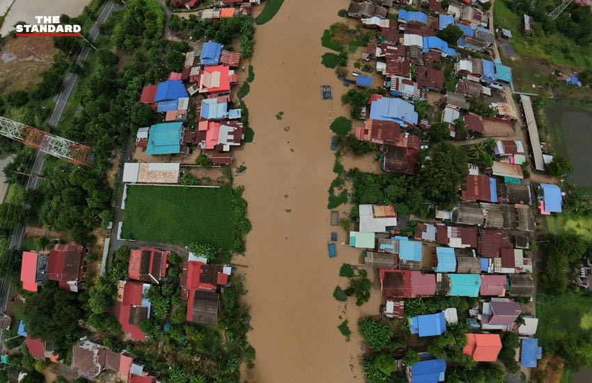 ภาพมุมสูงแสดงสถานการณ์น้ำท่วมจากแม่น้ำน้อยเอ่อล้นตลิ่งในอำเภอวิเศษชัยชาญ จังหวัดอ่างทอง 2