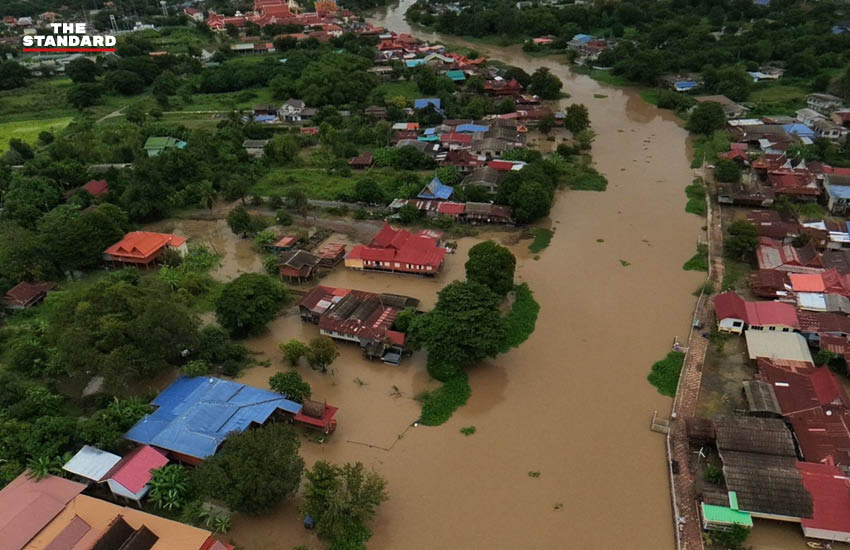 ภาพมุมสูงแสดงสถานการณ์น้ำท่วมจากแม่น้ำน้อยเอ่อล้นตลิ่งในอำเภอวิเศษชัยชาญ จังหวัดอ่างทอง 3