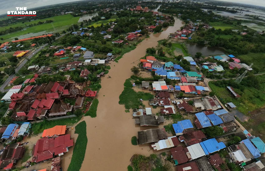 ภาพมุมสูงแสดงสถานการณ์น้ำท่วมจากแม่น้ำน้อยเอ่อล้นตลิ่งในอำเภอวิเศษชัยชาญ จังหวัดอ่างทอง 4