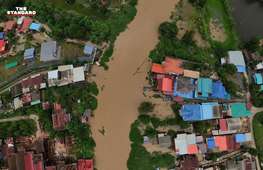 ภาพมุมสูงแสดงสถานการณ์น้ำท่วมจากแม่น้ำน้อยเอ่อล้นตลิ่งในอำเภอวิเศษชัยชาญ จังหวัดอ่างทอง 5