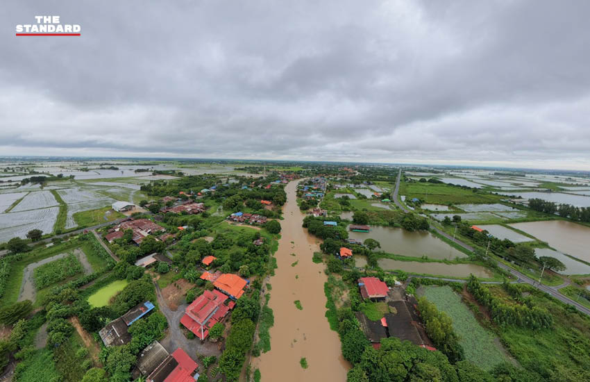 ภาพมุมสูงแสดงสถานการณ์น้ำท่วมจากแม่น้ำน้อยเอ่อล้นตลิ่งในอำเภอวิเศษชัยชาญ จังหวัดอ่างทอง 6