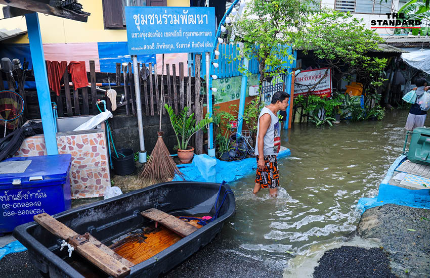ภาพนายกรัฐมนตรี อนุทิน ชาญวีรกูล ลงพื้นที่ชุมชนริมคลองเปรมประชากรที่ถูกน้ำท่วม 11