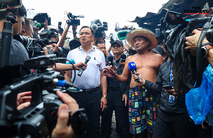 ภาพนายกรัฐมนตรี อนุทิน ชาญวีรกูล ลงพื้นที่ชุมชนริมคลองเปรมประชากรที่ถูกน้ำท่วม 3