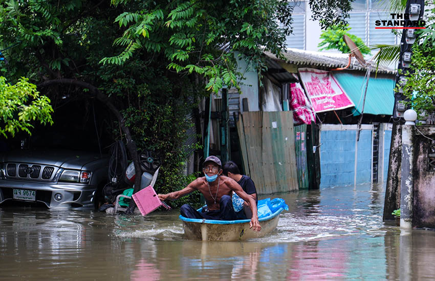 ภาพนายกรัฐมนตรี อนุทิน ชาญวีรกูล ลงพื้นที่ชุมชนริมคลองเปรมประชากรที่ถูกน้ำท่วม 9