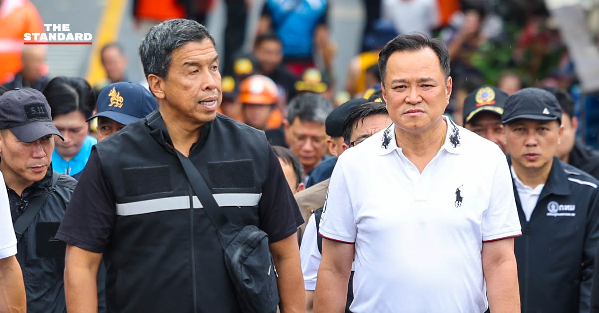 อนุทิน ชาญวีรกูล นายกรัฐมนตรีและรัฐมนตรีว่าการกระทรวงมหาดไทย กำลังให้สัมภาษณ์สื่อมวลชน