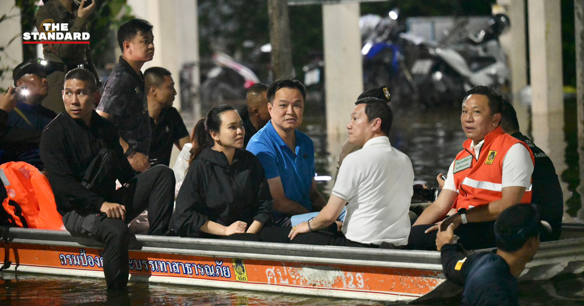 นายกรัฐมนตรีอนุทิน ชาญวีรกูล สวมรองเท้าบูทขึ้นเรือท้องแบนแจกถุงยังชีพและอาหารให้ชาวบ้านแฟลตคลองจั่น